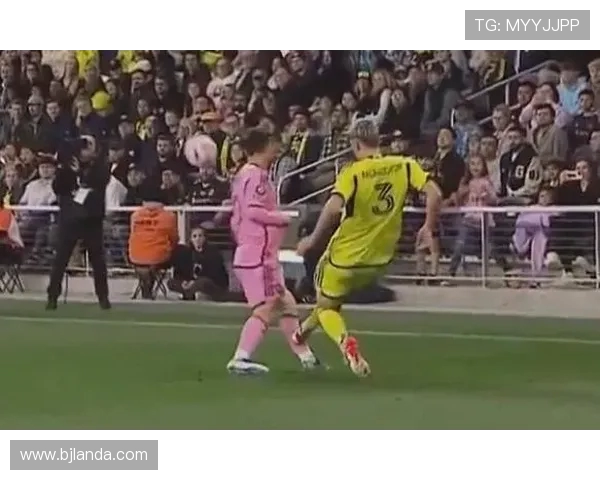 主裁视角直击梅西遭飞铲！痛苦倒地 VAR 改判引争议